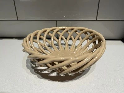 Anthropologie Williams estilo Sonoma bege cerâmica treliça tigela cesta de tecido aberta - Imagem 1 de 4