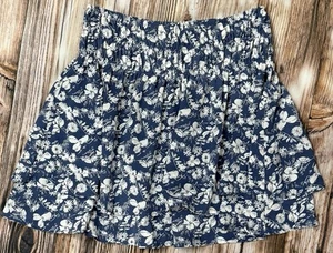 L LOVE || Minirock mit Blumenmuster und gesmokter Taille in Blau - Größe M - Bild 1 von 5