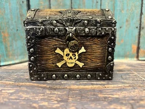 Caja de baratijas de joyería de tesoro pirata con calavera de resina de 4"" de ancho - Imagen 1 de 9