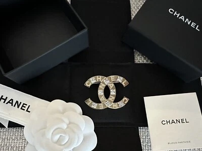 Nuevo en caja Broche Chanel 21P Clásico Grande Logo CC con Cristales Corte Princesa 100% AUTÉNTICO Foto 1 de 4