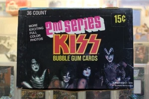 PAQUETE DE CERA SELLADO SINGLE (1) 1978 DONRUSS KISS 2A SERIE 7 TARJETAS - Imagen 1 de 2