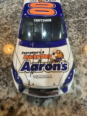 Camión autografiado Michael Waltrip 2007 Aaron's Lucky Dog 1/24 Foto 1 de 4