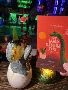 Tiki Tasse Gras Rock San Diego Dinosaurier Übernahme Tiki Tasse One Night Only Event - Bild 1 von 3