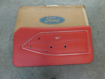 Nuevo de Lote Original Ford Mustang II 1978 Rojo Panel Interior Puerta 1974 1975 1976 1977 Derecha Foto 1 de 4