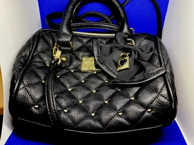 Bandolera Betsey Johnson negra con volante de lujo de metal dorado y dije de bloqueo de corazón Foto 1 de 4