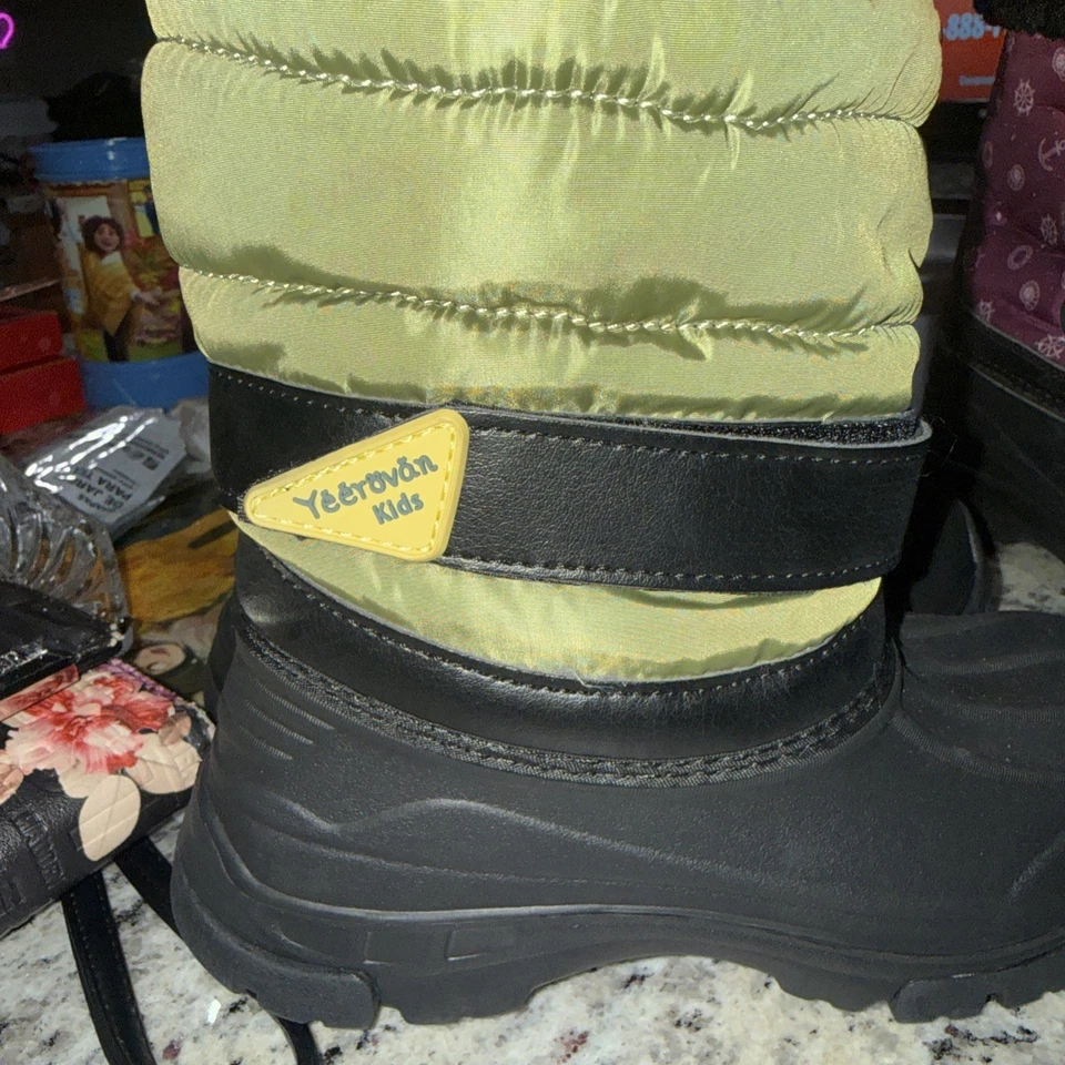 Bota de invierno Yeerovan para niños talla 32 negra y verde Foto 1 de 1