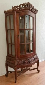 VITRINE SCHRANK MIT GLASTEIL GLASVITRINE HOLZ BRAUN BAROCK-ROKOKO-STIL - Bild 1 von 6