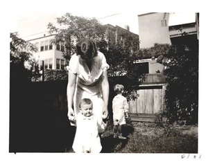 MOTHER WALKING BOY, CHICAGO, IL, 1931.VTG 4,5" x 3,5" FOTO*4 - Bild 1 von 2