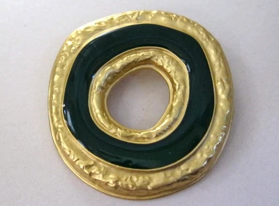 Винтажная золотистая брошь на булавке с зеленой эмалью для гольфа с маркировкой «C» - Изображение 1 из 4