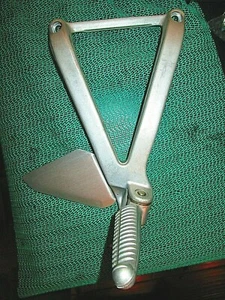 DUCATI OEM 748 916 996 998 MONTAJE DE CLAVIJA DE PIE DE PASAJERO LADO DERECHO  - Imagen 1 de 7