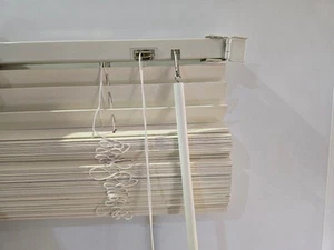 Persiana veneciana de madera blanca IKEA Lindmon 60 cm x 100 cm, usada. - Imagen 1 de 3