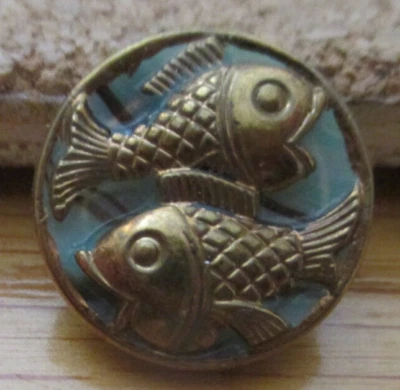 1 - Pez Piscis dorado de vidrio checo en un frente de botón reactivo UV #11 12,21 mm Foto 1 de 4