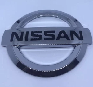 Emblemas traseros Nissan OEM Emblemas Altima Cube Maxima Juke Sentra Tundra Versa - Imagen 1 de 3