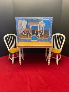 Collector's Lane Holz Tisch und Stühle Set - für 18" Puppen und Stofftiere - Bild 1 von 6