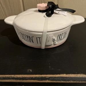 Neu Rae Dunn Gießgeist CREEPIN' IT FRESH Deckel weiß mit rosa Backform - Bild 1 von 13