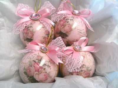 Shabby Chic 维多利亚 ~ 4 玫瑰设计摆件 ~ 裂纹饰面 ~ 法语脚本 ~ 超大号 — 第 1/4 张图片