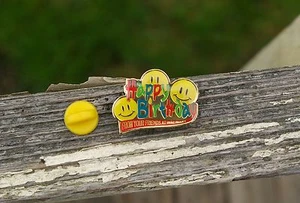 Pin Pinback Feliz Cumpleaños de Tus Amigos en Wal-Mart Esmalte de Metal Empleado - Imagen 1 de 5