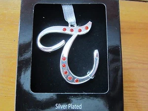 CORSIVO INIZIALE PLACCATO ARGENTO T CON ACCENTI GIOIELLO ROSSO ORNAMENTO NATALE VACANZE - Foto 1 di 2