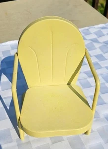 Silla de césped de metal de muestra de vendedor de colección concha de almeja amarillo limón respaldo curvo - Imagen 1 de 1