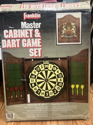 Gabinete maestro Franklin vintage y tablero de juego de dardos El Señor de las Armas caja abierta nuevo Foto 1 de 4