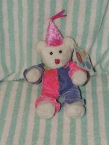 Weißes Plüschtier Kuschelbär Geburtstagsmütze Harlikin Outfit rosa lila Clown - Bild 1 von 3