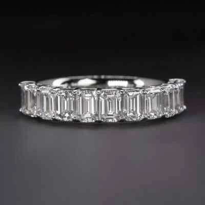 Anillo banda media eternidad diamante simulado corte esmeralda de 3 quilates enchapado en oro blanco de 14 k Foto 1 de 4