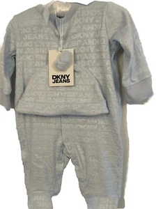 Pijama DKNY suave azul bebé 0-3 meses y sombrero a juego - Imagen 1 de 6