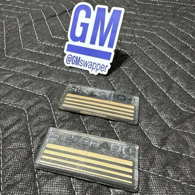 2X OBS 88-98 Suburban Tahoe Silverado lateral pilar cabina emblema insignia dorado OEM Foto 1 de 4