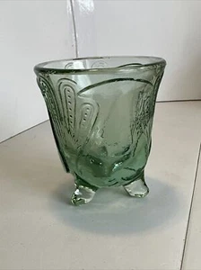 Jarrón artístico 100 % reciclado de vidrio verde. Diseño Floral Texturizado Patas España Vintage - Imagen 1 de 9