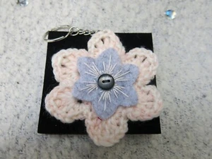 Pfirsich und grau handgestrickt Blume Schlüsselanhänger/Handtaschenanhänger - Bild 1 von 1