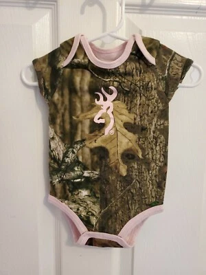 Browning 婴幼儿女孩迷彩连体衣带粉色装饰和粉红色标志,尺寸 6 Mos。 — 第 1/3 张图片