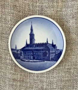 Royal Copenhagen - Kobenhavns Radhus Mini Wall Plate (DENMARK) 15-2010 - Picture 1 of 3