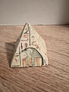 2,5" Zoll Harz Pyramide mit Gemälden auf den Gesichtern - Bild 1 von 5