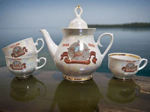 40 Years Victory in WWII 1945-1985 Porcelain Teapot & 3 Cups Soviet Union USSR - Picture 1 of 10