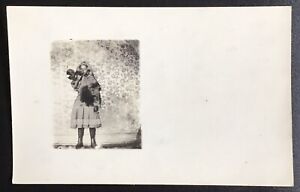 Carte postale photo vintage vraie RPPC - Petite fille (jouant du cor ?)