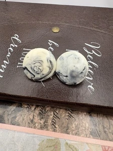 Vintage Marmorierte Acryl Statement Ohrstecker Creme & Schwarz  - Bild 1 von 4