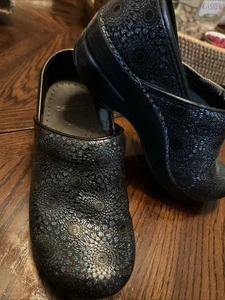 Zuecos Dansko Talla US 6.5 - 7 / 37 F Cuero Tooled Negro/Azul Charol Zapatos Enfermera - Imagen 1 de 8