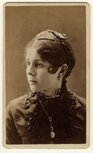 CDV PORTRAIT OF A PRETTY WOMAN IN BATAVIA, NY : COMPLIMENTS OF S. LOUISA GREGORY - Picture 1 of 3