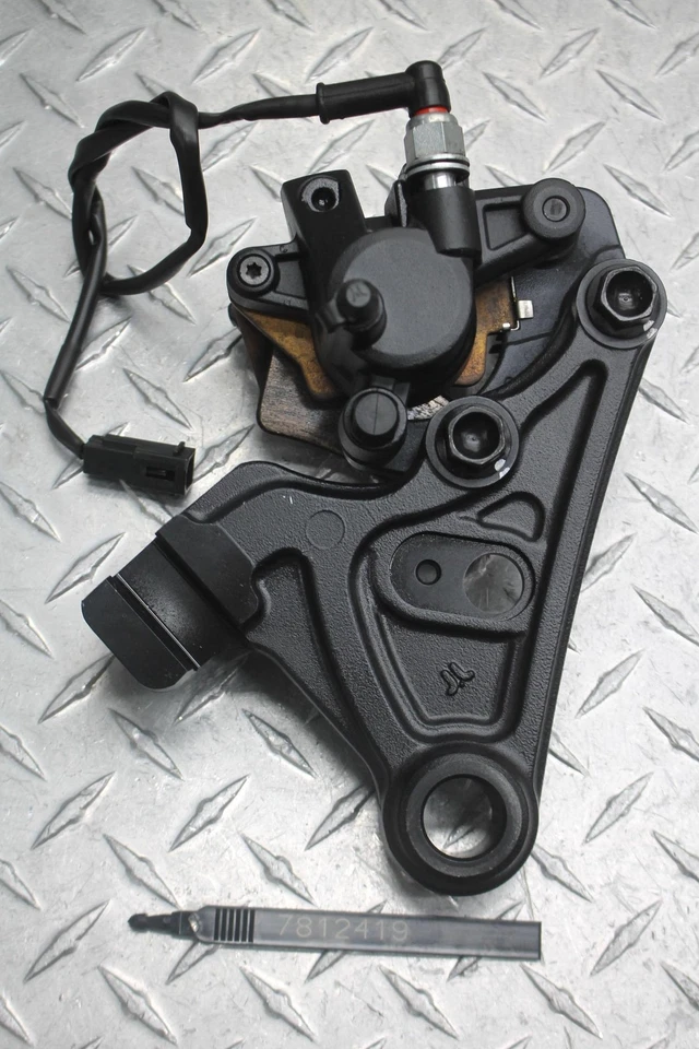 Pinza de freno trasera Indian Scout Sixty 2017 con soporte de montaje y sensor de velocidad Foto 1 de 4