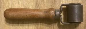 "Herramienta de rodillos de costura y laminado de acero vintage EVERHARD 1 1/2"" mango de madera bonito" - Imagen 1 de 3