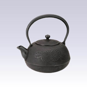Japanese cast iron tea pot kettle - Hiramarugiku (mum) 2.3 L - Nanbu Tetsubin