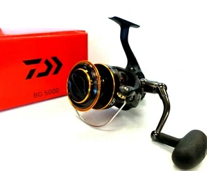 Carrete giratorio de agua salada Daiwa BG 5000 negro y dorado BG5000 - NUEVO - Imagen 1 de 7