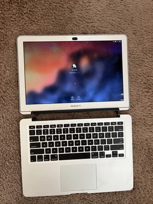 Apple MacBook Pro modelo A1466 roto (PARA REPUESTOS O REPARACIÓN) TAL CUAL Foto 1 de 4