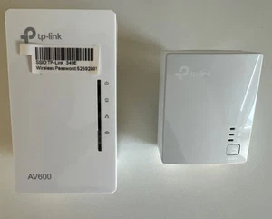 TP-Link TL-WPA4220KIT AV600 Powerline 300M Wi-Fi Extender Ethernet over Power - Photo 1/2