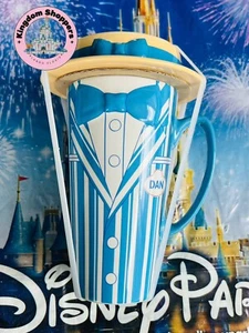 Taza de café Dapper Dans con tapa de sombrero 2024 Disney Parks Main Street EE. UU. nueva - Imagen 1 de 2
