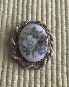 VINTAGE FLORAL ON PORCELAIN FRAMED BROOCH OR PENDANT WITH PEARLS - Picture 1 of 2
