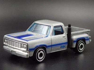 1978 78 DODGE WARLOCK PICKUP TRUCK ARGENTO MODELLO DIECAST IN SCALA 1/64 DIORAMA - Immagine 1 di 4