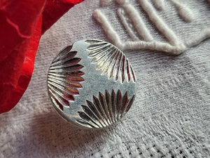 Bouton ancien vintage en verre argenté ciselé  diamètre: 2,2 cm G13C - Picture 1 of 4