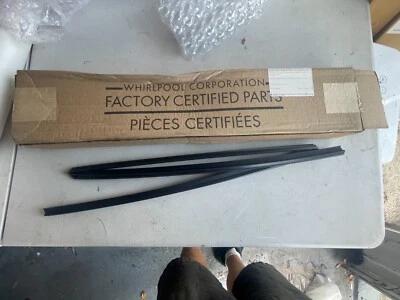 Sello de gabinete negro para lavavajillas Whirlpool W11414078 Foto 1 de 4