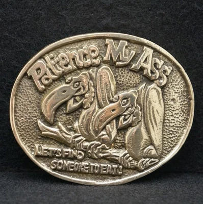 WF09110 VINTAGE AÑOS 70 **¡PACIENCIA MI CULO VAMOS A ENCONTRAR A ALGUIEN PARA COMER!** Hebilla de cinturón Foto 1 de 2